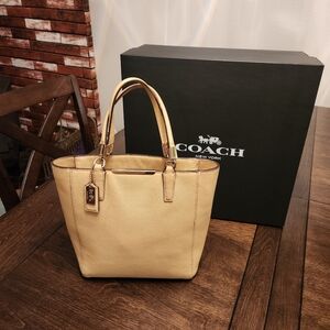 COACH Madison Saffiano Tote Bag Cream Beige Crossbody Zip Top 2way EUC